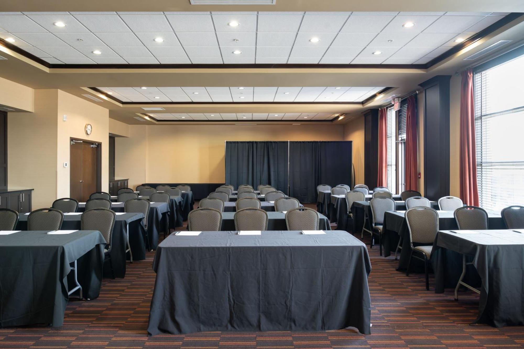 ניסקו Four Points By Sheraton Edmonton International Airport מראה חיצוני תמונה