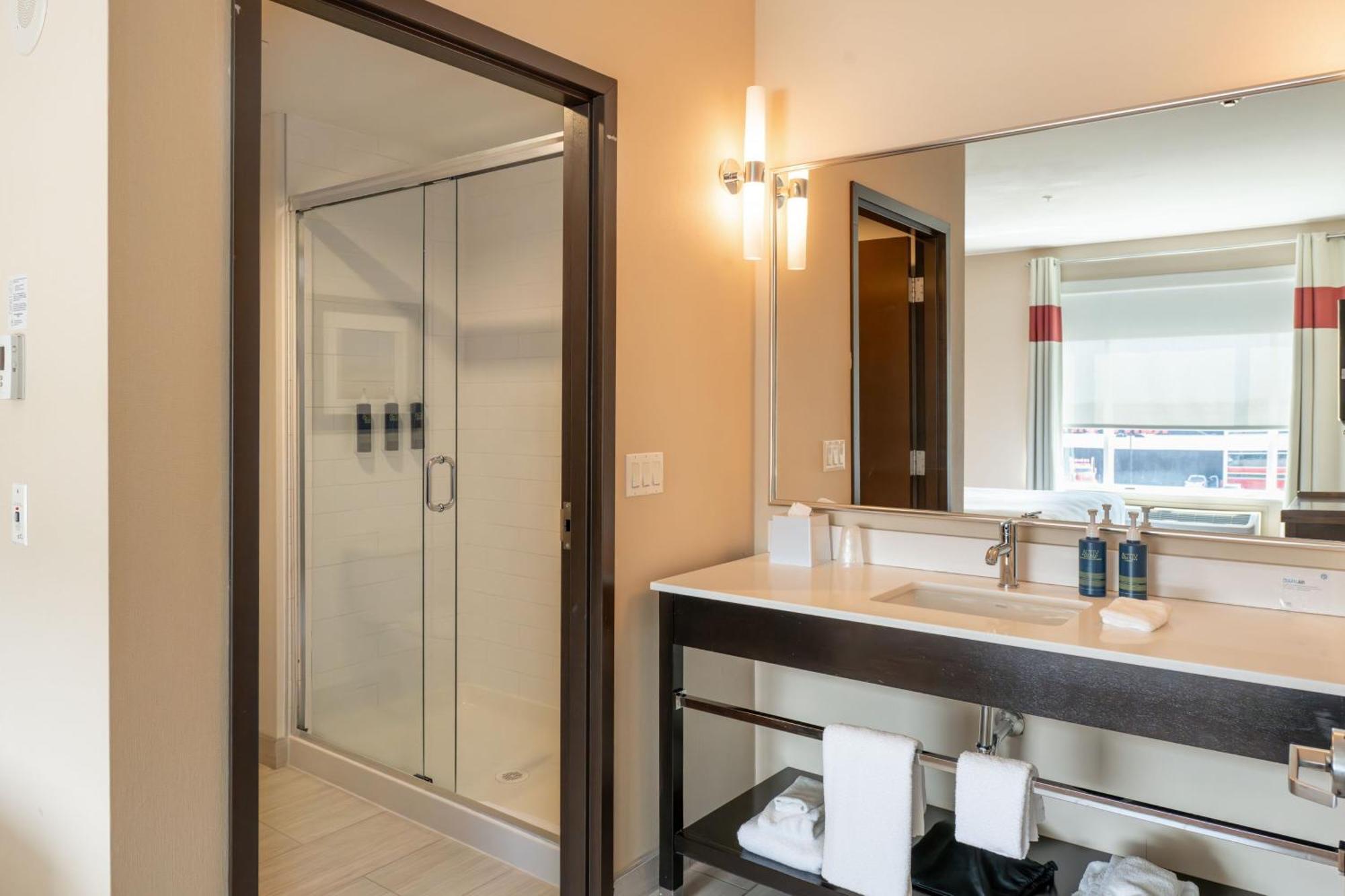 ניסקו Four Points By Sheraton Edmonton International Airport מראה חיצוני תמונה